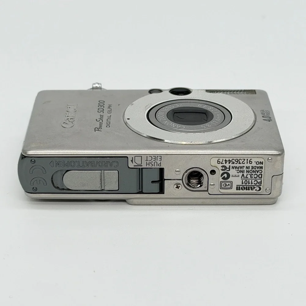 Canon PowerShot SD300 Digital ELPH 4.0MP Silver Camera Bundle SD Charger READ